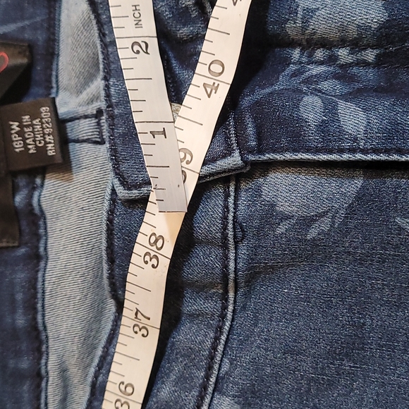 Curvy Plus Size Petite Batik Floral Printed Jeans 💙 - Picture 5 of 7